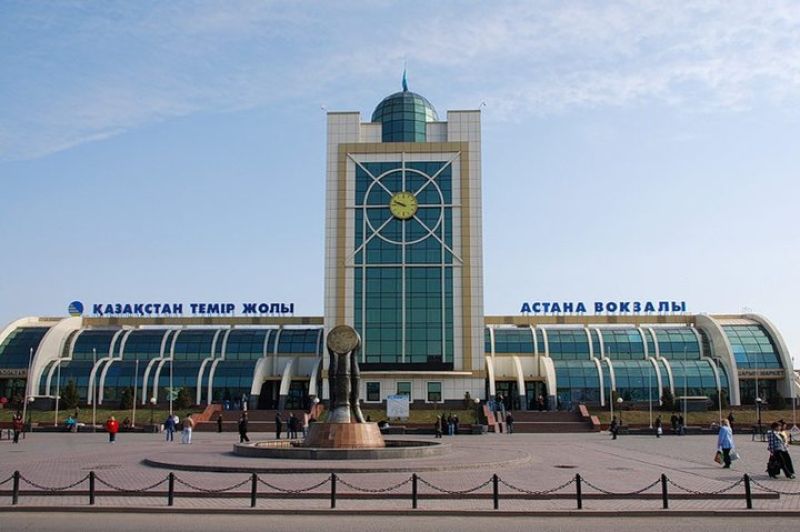 Машинистер бригадасымен таныстырады