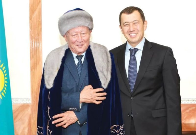 Қазақы дәстүрмен шапан жапты....
