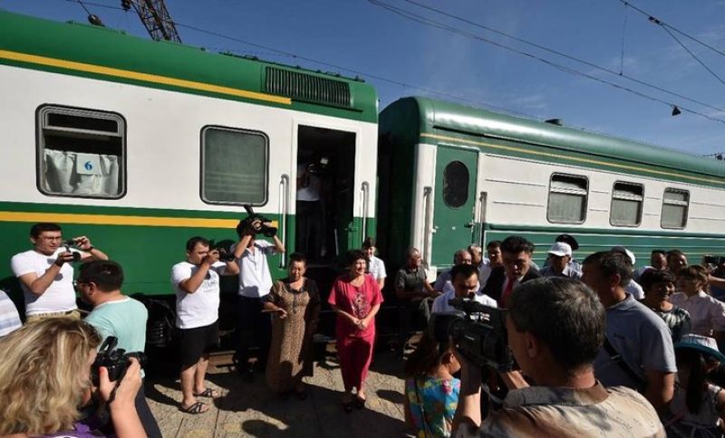  Сәт-сапар тілеп шығарып салды 