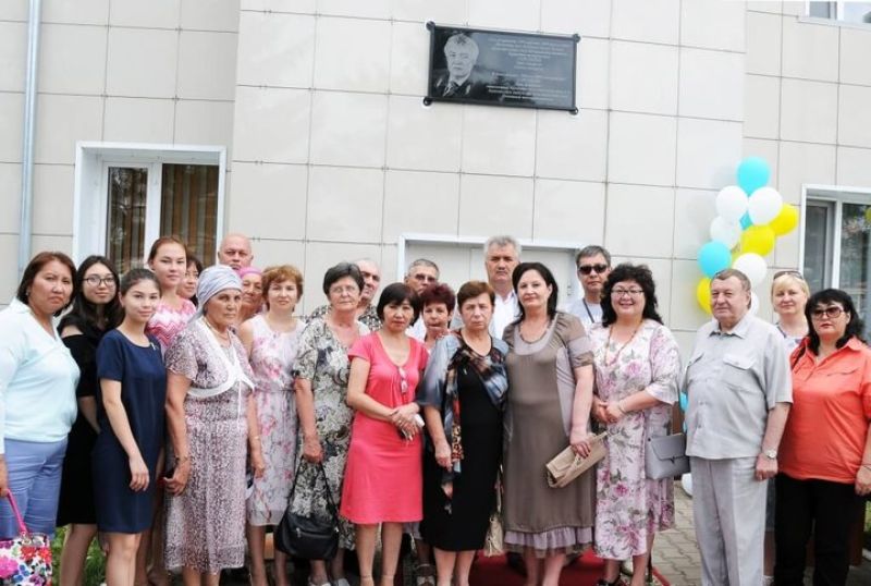 Остался в сердцах коллег...