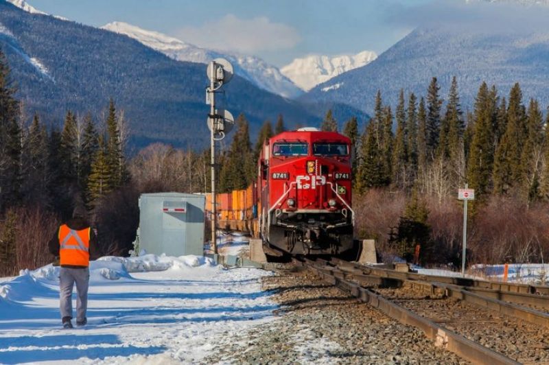 Новый генеральный директор CN Rail извиняется перед клиентами, обещает исключить отставание, ускорить обслужив