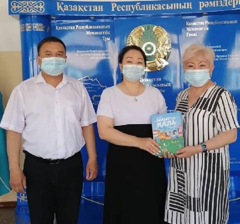 Переведенные на казахский язык книги Чарльза Монтгомери раздали в школы Караганды