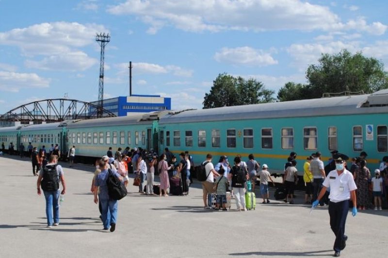 Сай-Өтес станциясындағы желілік полиция жолаушылар пойызында халықпен кездесті