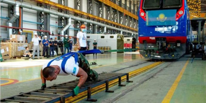Қазақ балуандары салмағы 276 тонналық екі локомотивті сүйреп әлемдік рекорд орнатты
