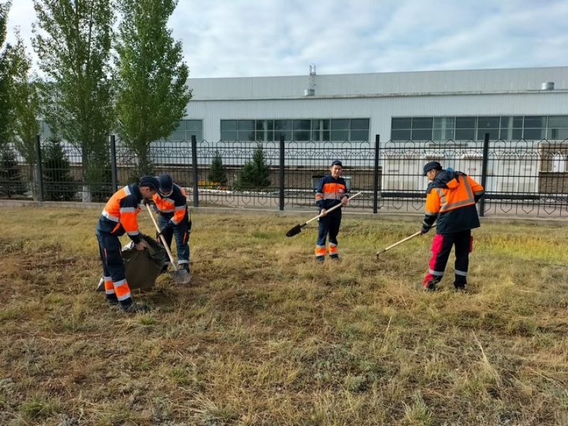 Свыше 1700 железнодорожников участвовали в субботнике в Нур-Султане (+ФОТО)