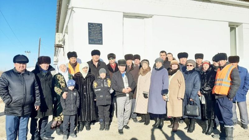 Сыр елінде еңбек және тыл ардагері Тұрсынбай Садықовқа ескерткіш тақта орнатылды
