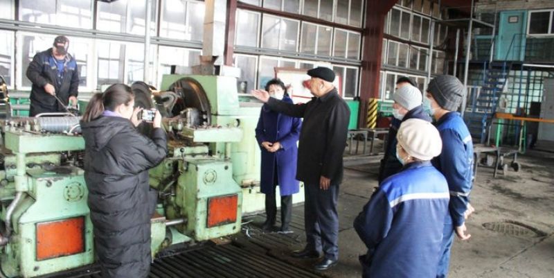 Қызылорда жолаушылар вагондарын жөндеу депосының ұжымы байырғы теміржолшымен кездесті