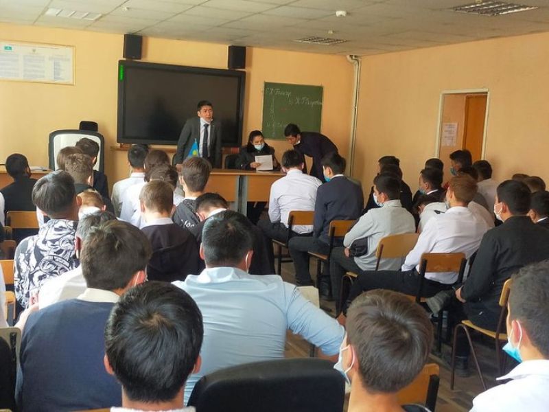Нарушавших правила подростков ловили полицейские Алматы в рамках рейда