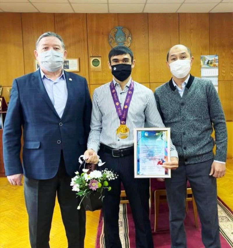 В Караганде чествовали железнодорожника - чемпиона мира по самбо Рахата Жананиета