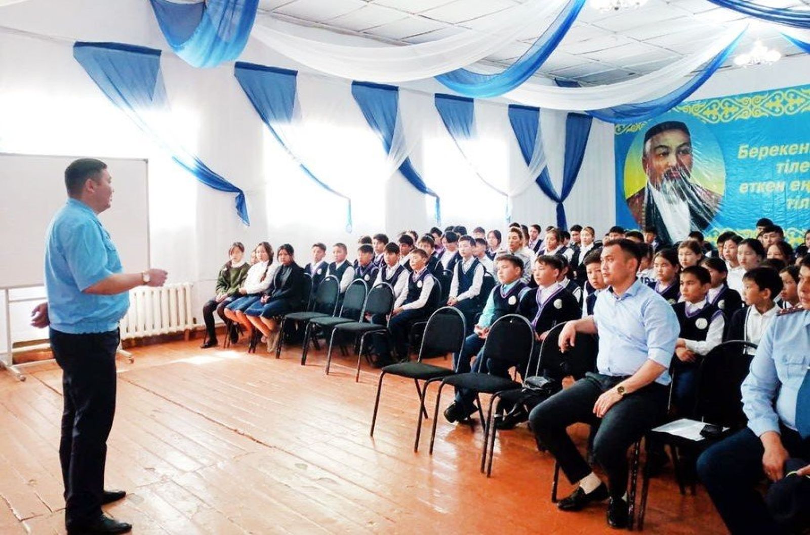 Семейде станция басшылары оқушыларға қауіпсіздік ережелерін түсіндіріп жатыр