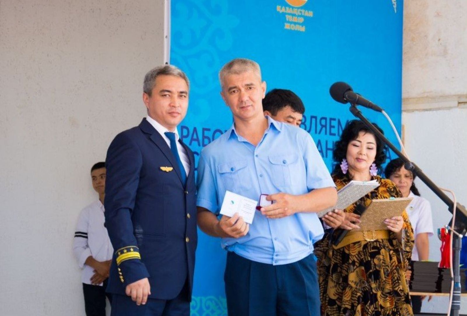 Достық станциясының теміржолшыларын құттықтады