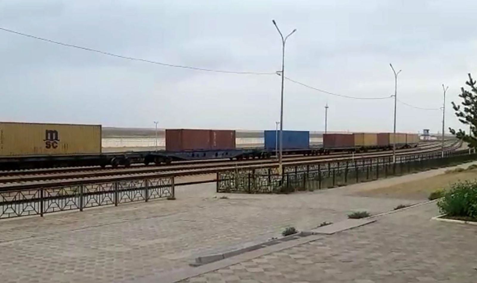 Транзит: контейнерлік пойыз өтті