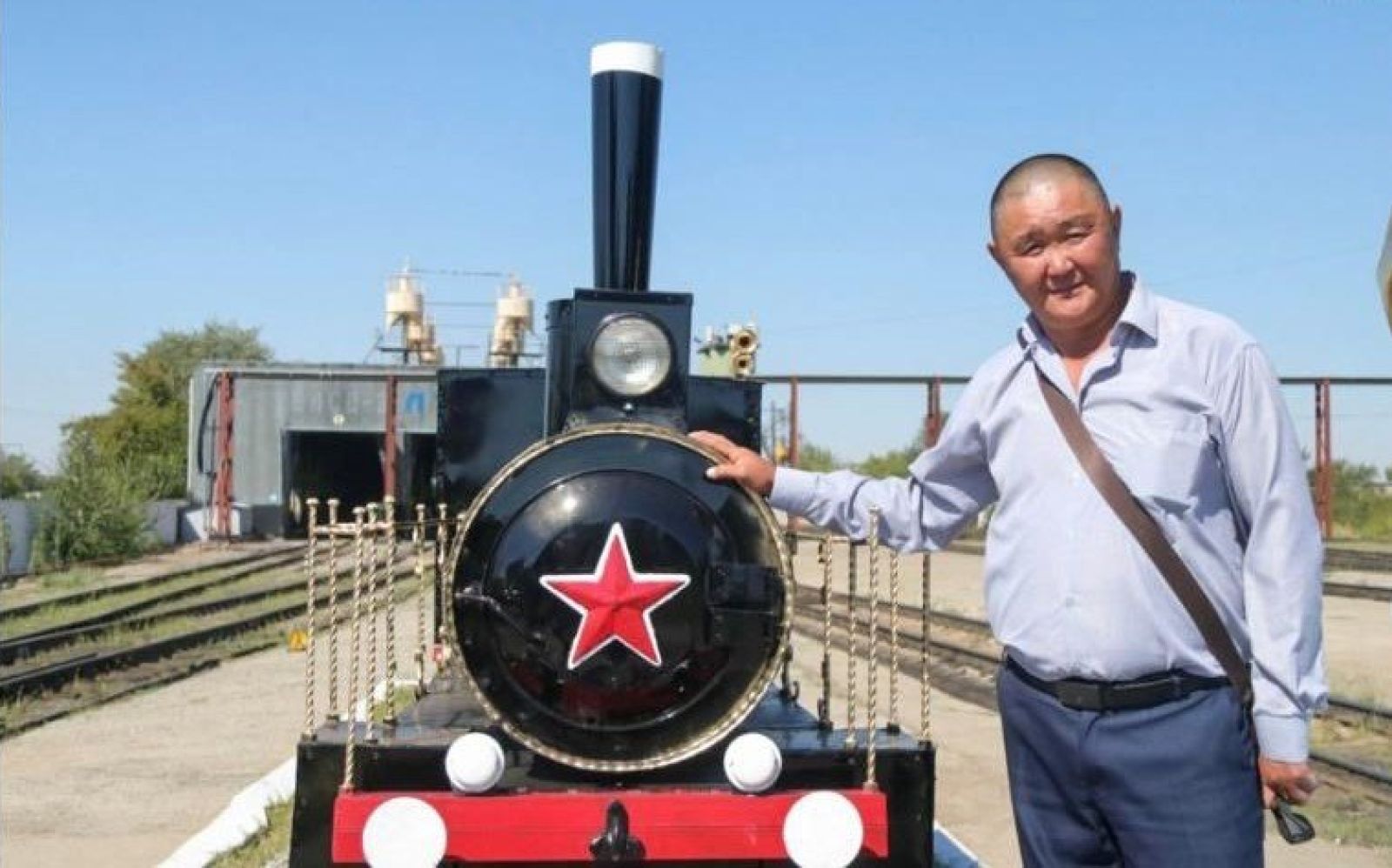 Депода жаңа көрнекілік - Ов сериялы паровоздың көшірмесі пайда болды