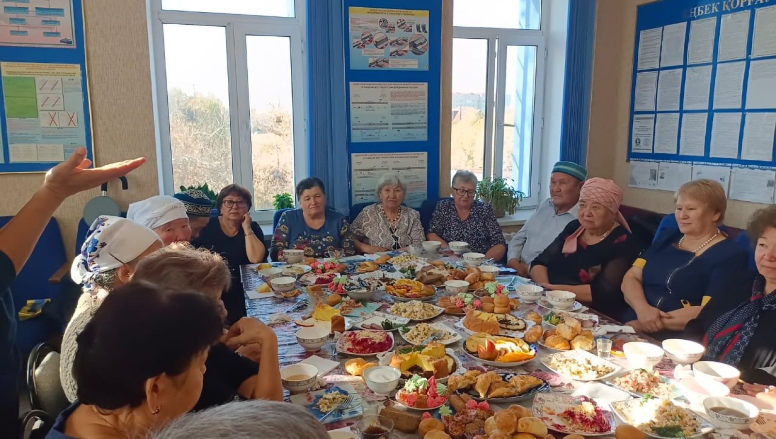Железнодорожники организовали праздничный дастархан для ветеранов