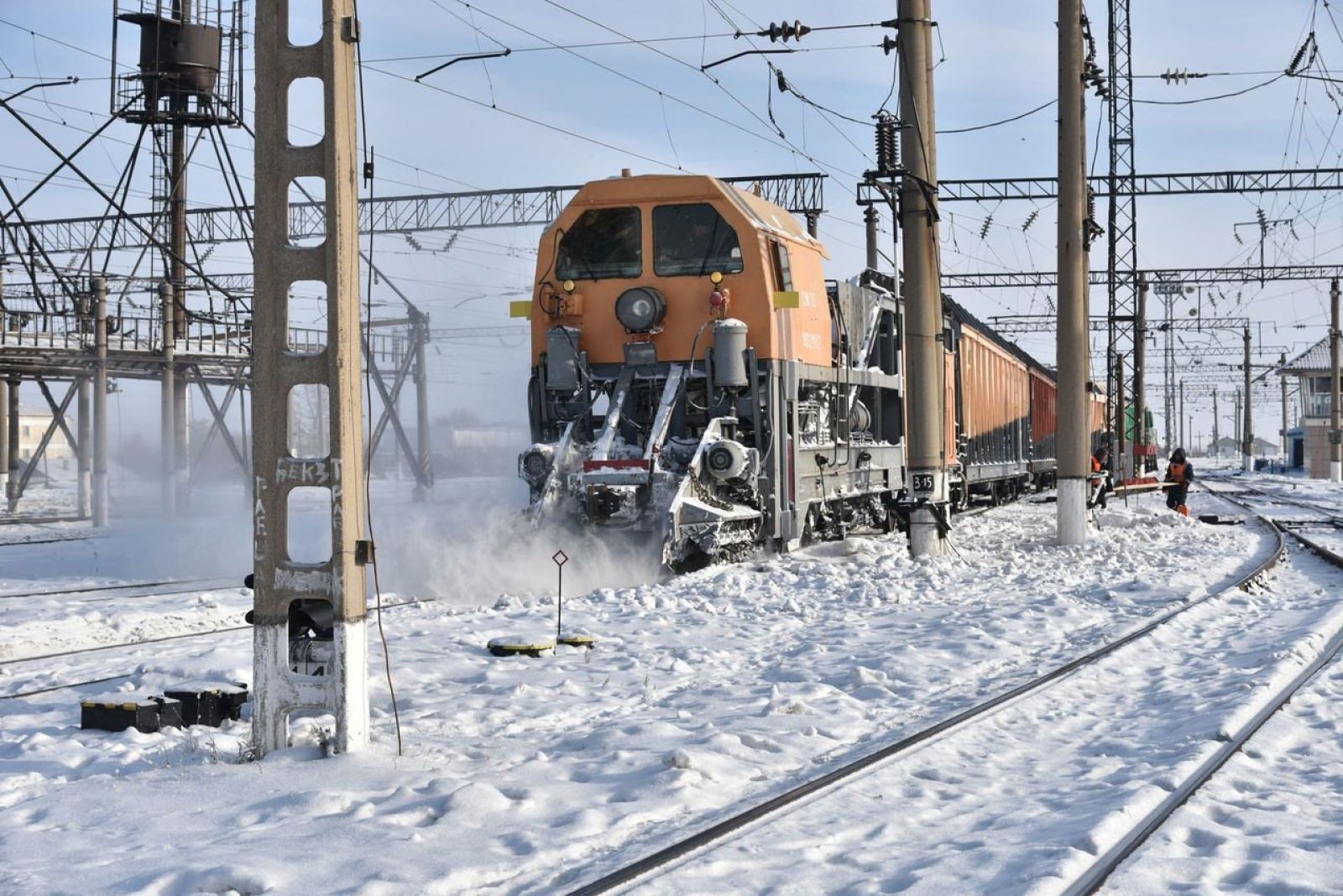 Свыше 46 тыс. кубометров снега убрали железнодорожники за минувшие сутки
