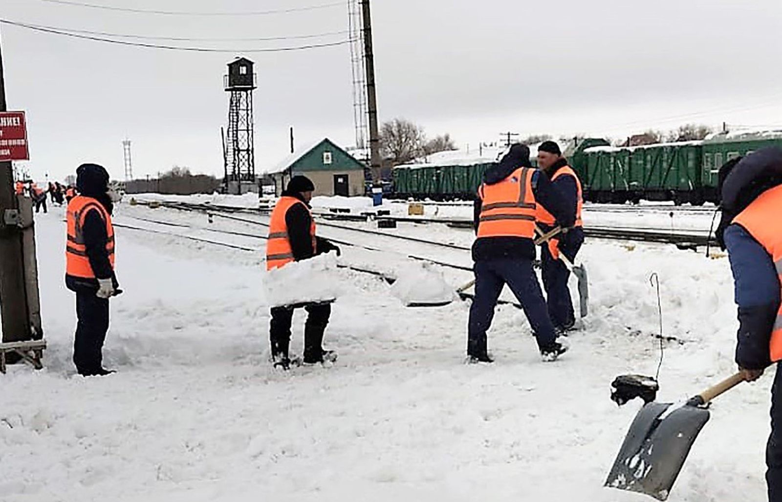 Как илецкие железнодорожники справляются со снегом