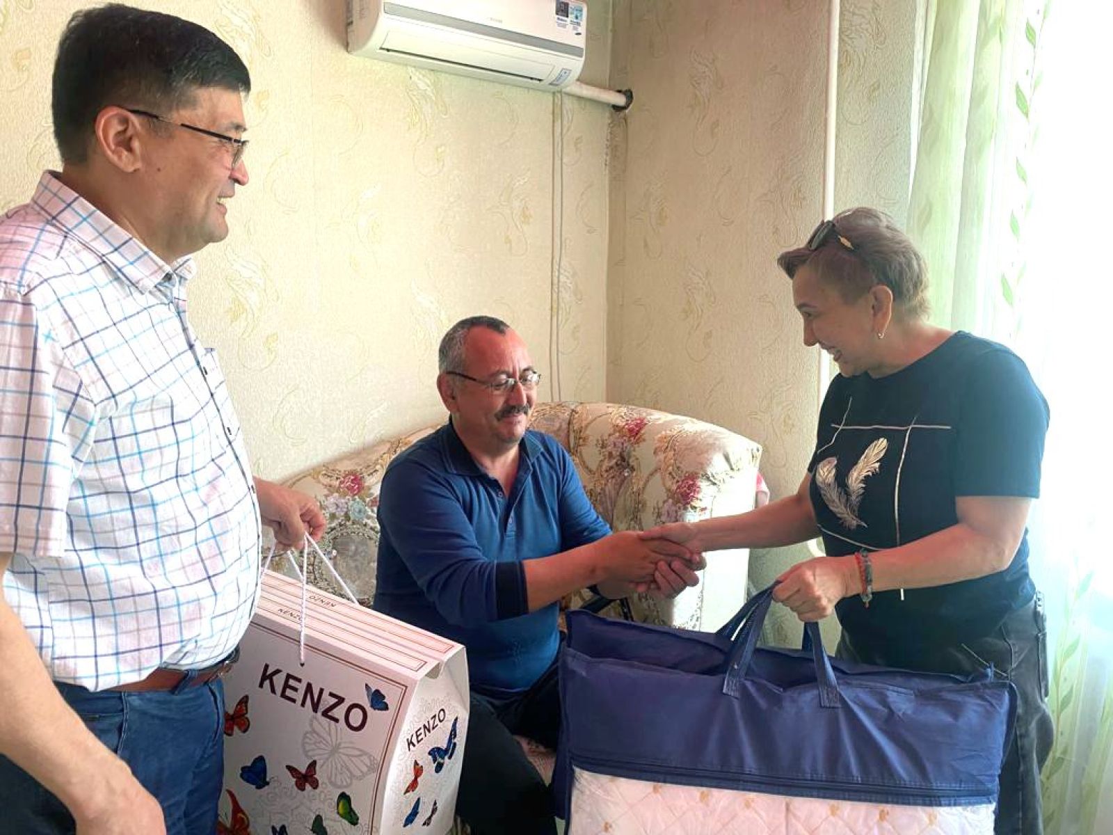 Кызылординские железнодорожники навестили коллег, получивших травмы на производстве
