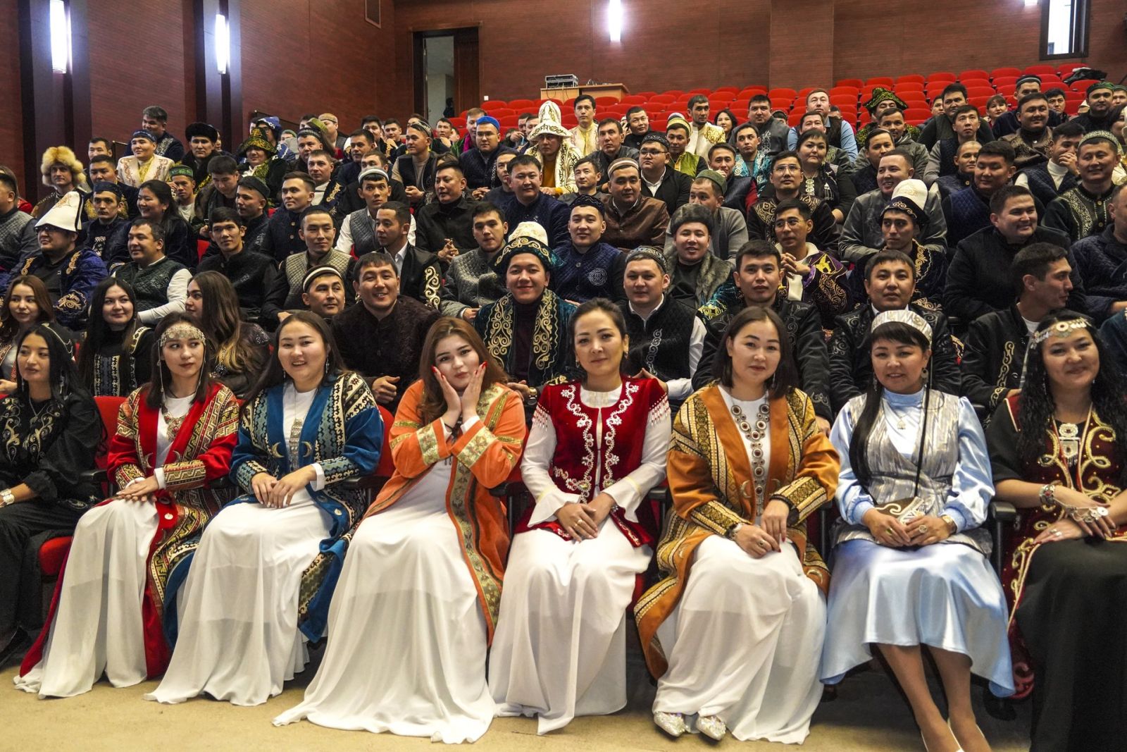 Великолепие национального костюма: патриотичный флешмоб инициировали молодые железнодорожники в Астане