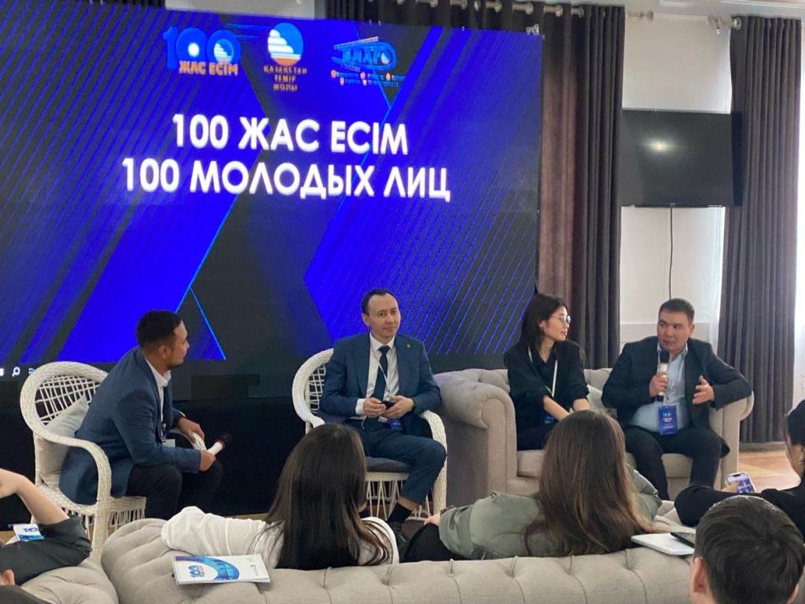 Суретті түсірген автор