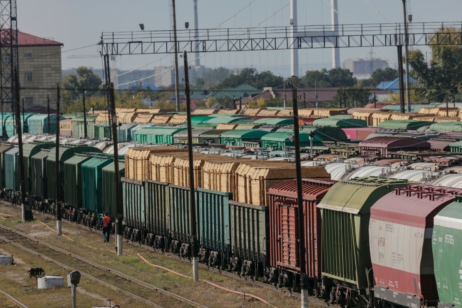 Еліміздегі темір жол арқылы жылына 300 млн тонна жүк тасымалданады