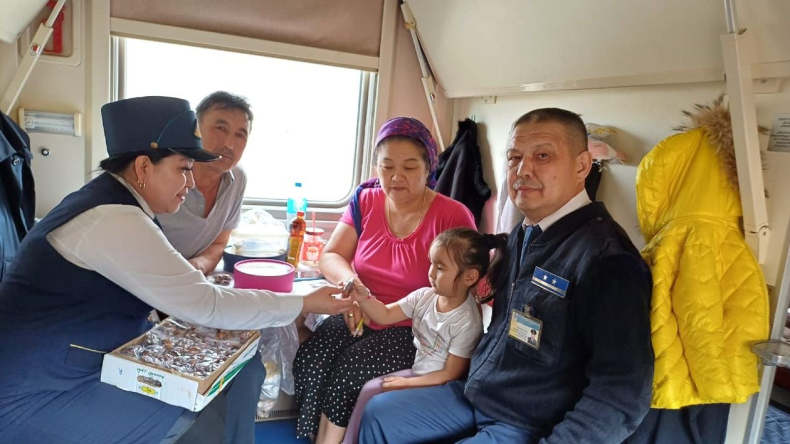 Финиками и водой угостили постящихся пассажиров проводники КТЖ
