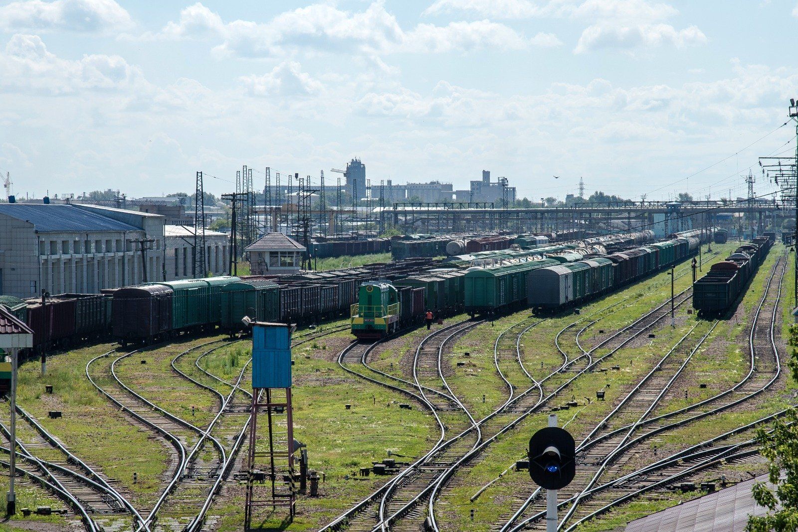 Плановый осмотр проходит на железной дороге в Казахстане
