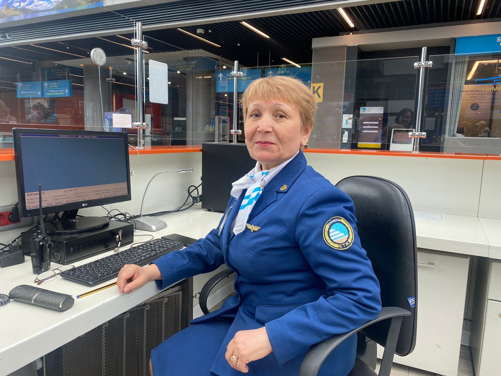 «Прыгает, выглядывает - думает, что потерял меня»: Дежурная вокзального комплекса рассказала о своей работе