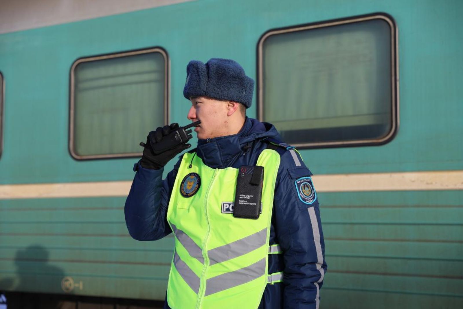 Пойыз тамбурының әйнегін сындырған мас жолаушы айыппұл арқалады