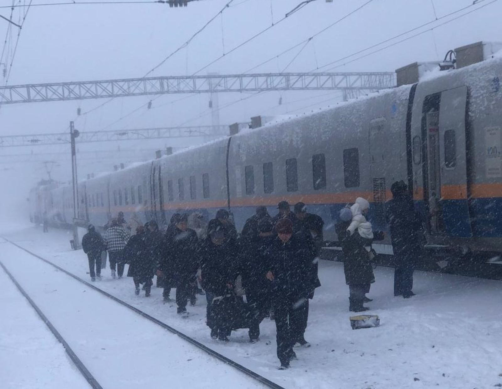 Жолда қалған жолаушылар пойызбен жеткізілді