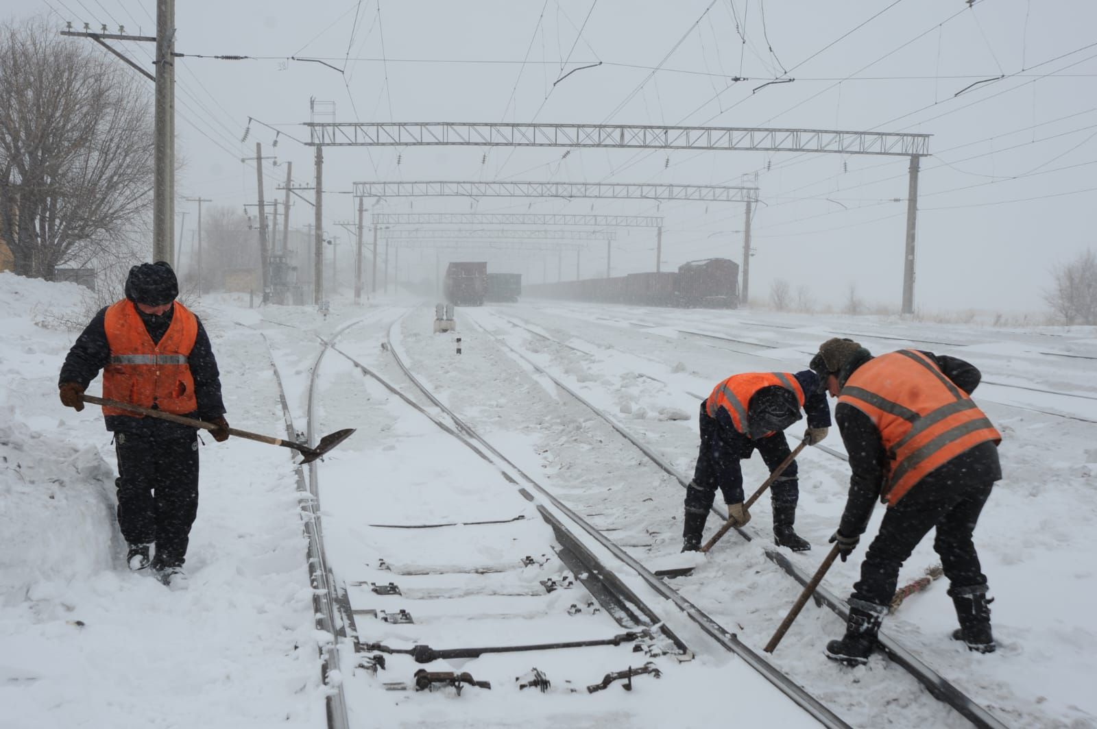 Железнодорожные пути активно очищают от снега в Костанайском регионе