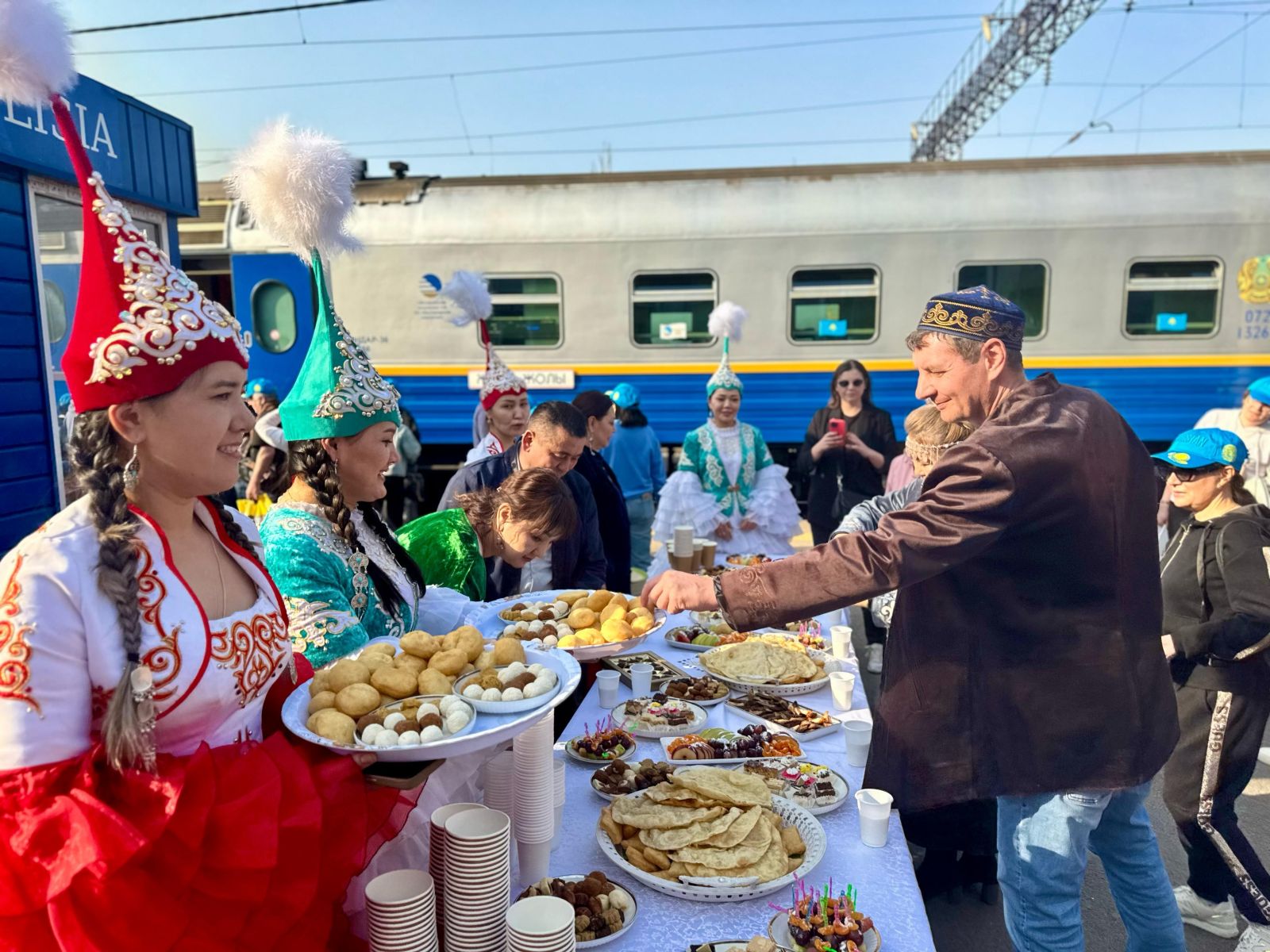Более 450 туристов отправились в путешествие на поездах «Jibek Joly» и «Keruen Express»