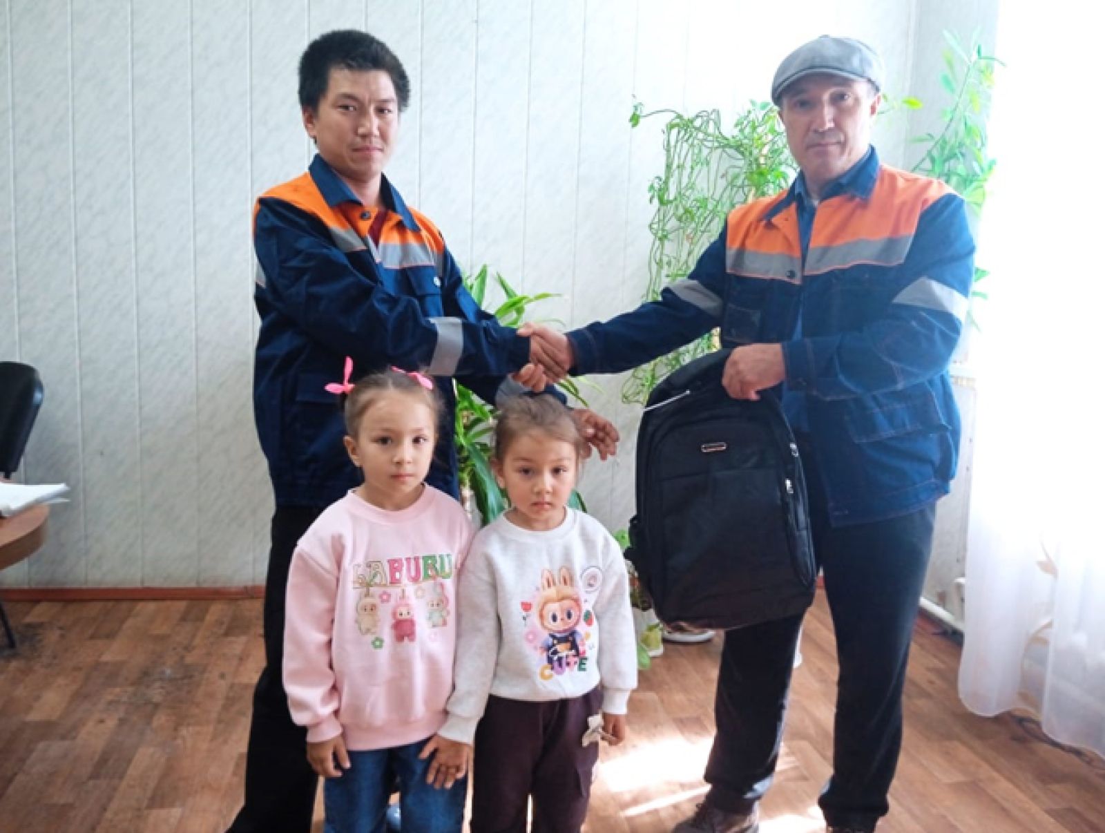 Жеті жүз балаға оқу құралы берілді