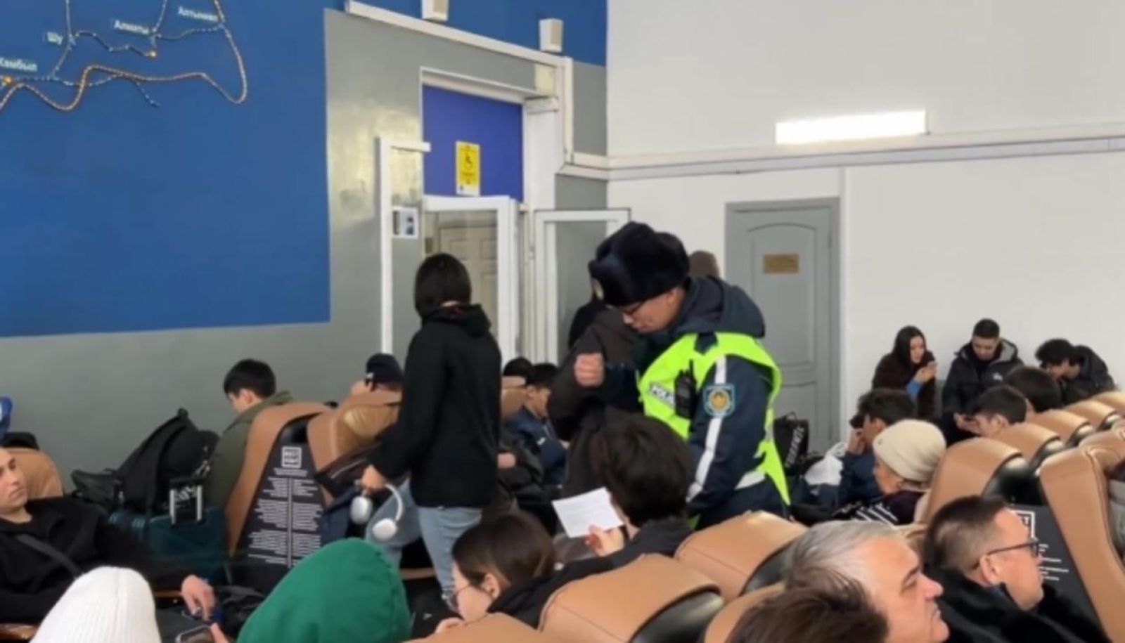 Сурет: Көліктегі полиция