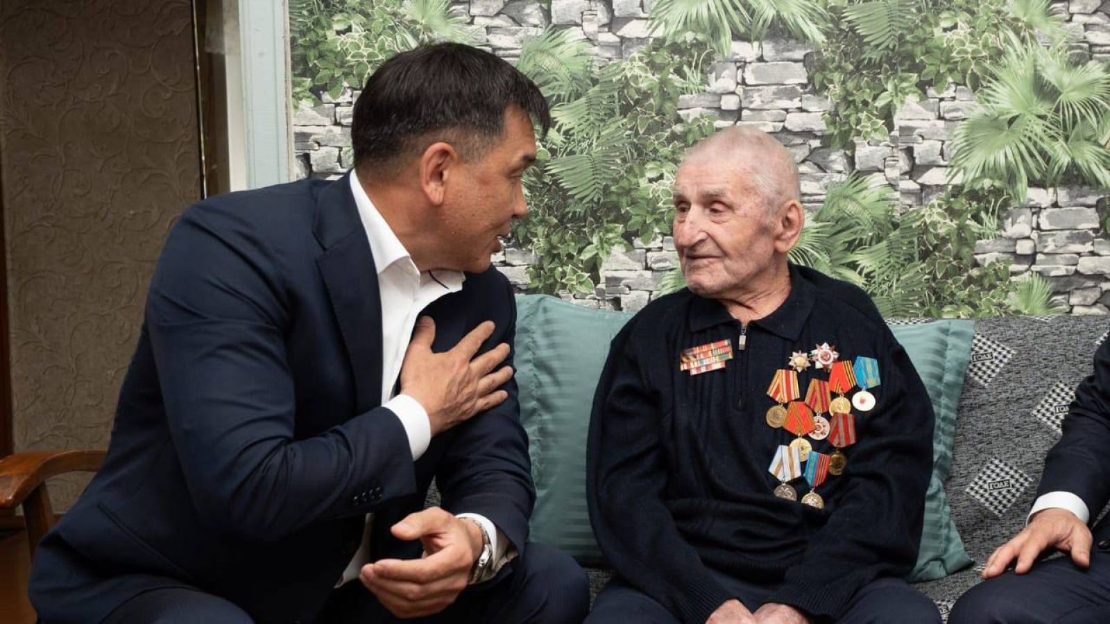 Талгат Алдыбергенов поздравил 100-летнего ветерана-железнодорожника с Днем защитника Отечества и Днем Победы