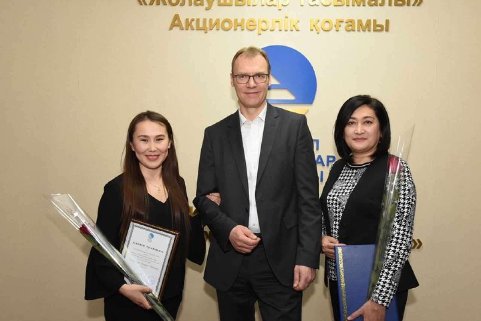 Үздік қызметкерлерді марапаттады