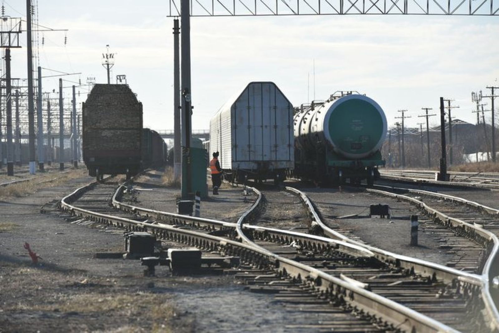 В Костанае обеспокоены участившимися случаями наложения камней на ж/д пути