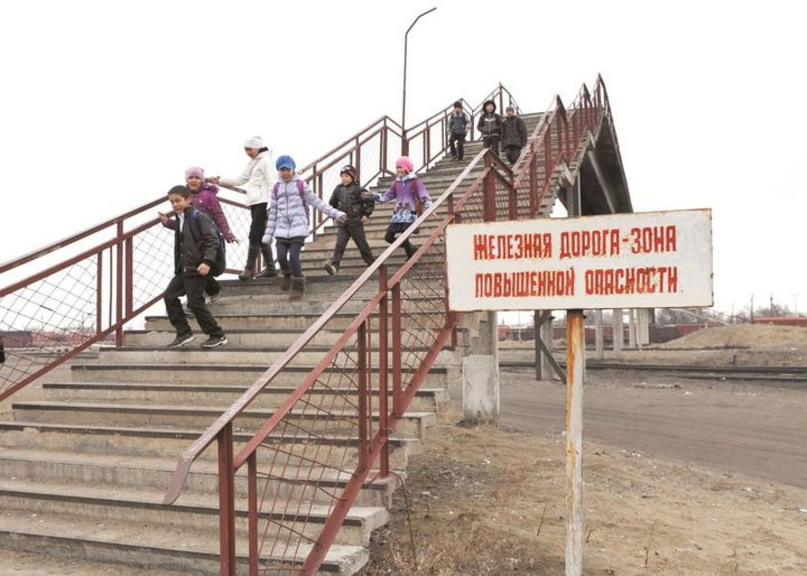 Абайлашы, балақай: оқушыларға темір жолдан өту ережесін айтты