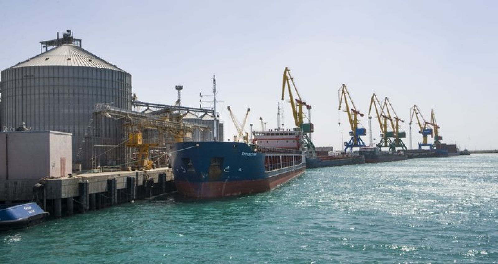 2,6 млн тонн грузов прошли через морские порты Актау и Курык