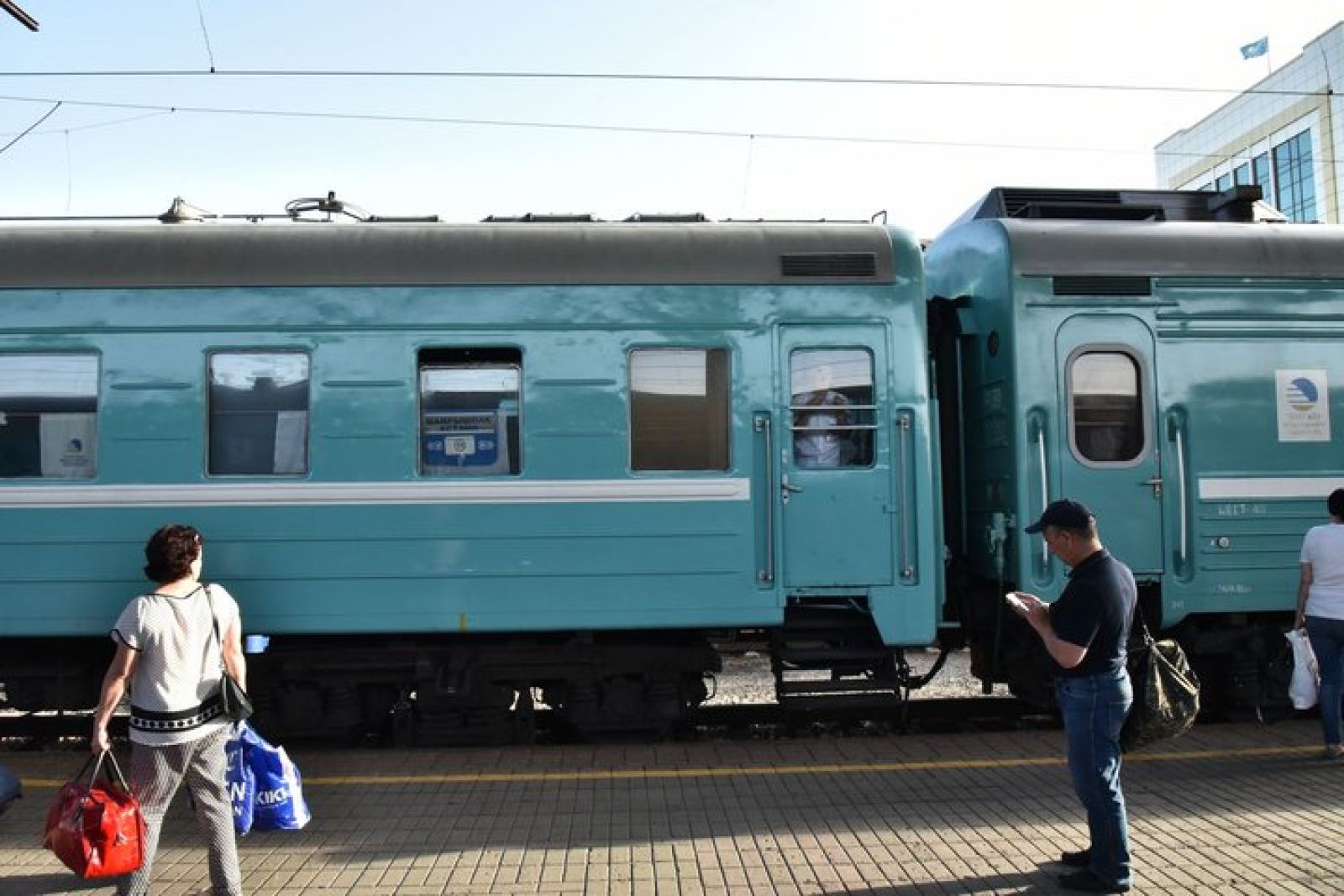 Тек ішкі қатынаста жүреді