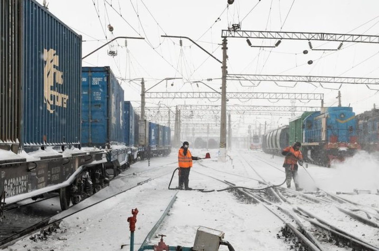 Свыше 17 тыс. кубометров снега убрали с путей работники ҚТЖ