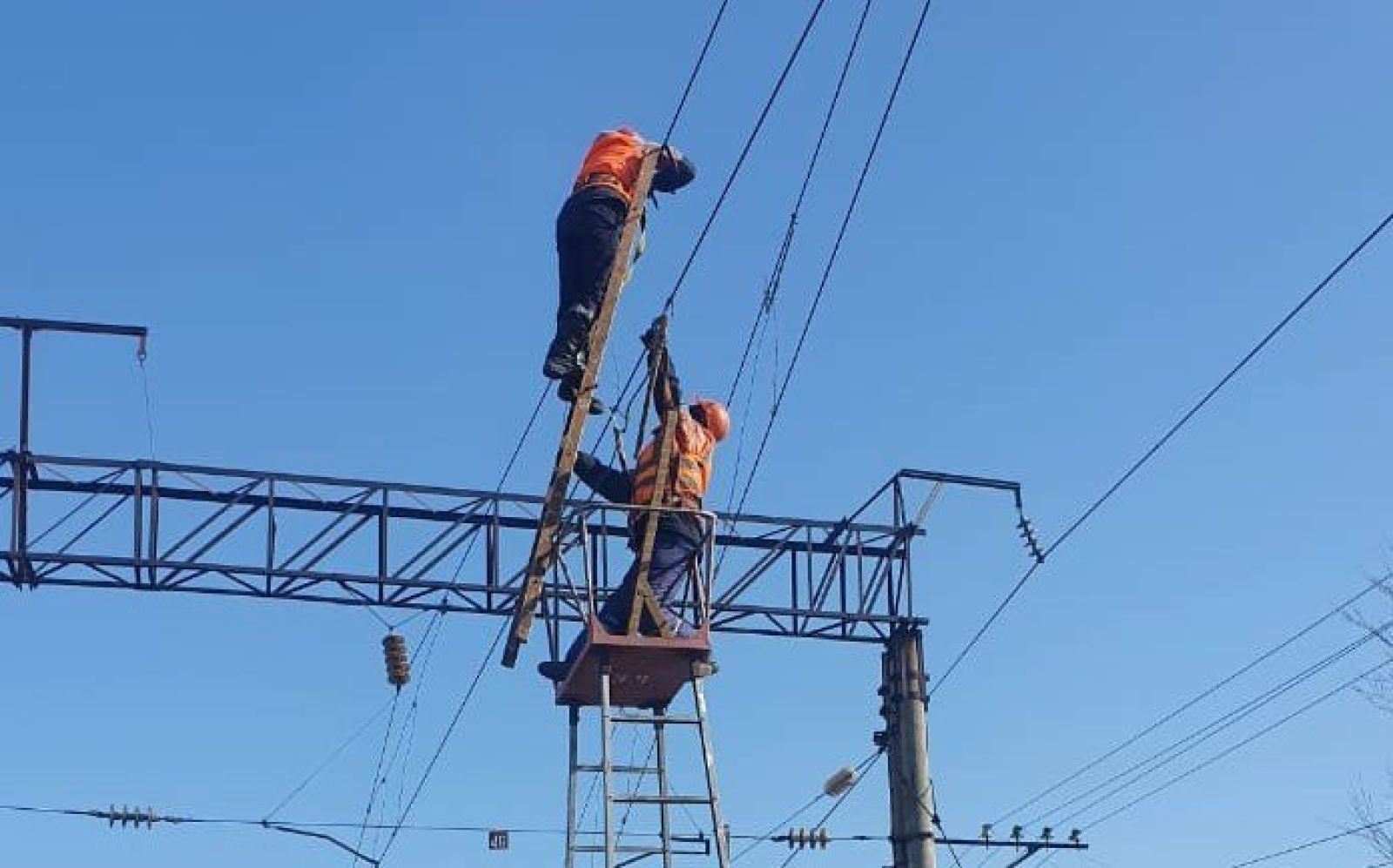 Как энергетики выдерживают тройную нагрузку на ж/д участках
