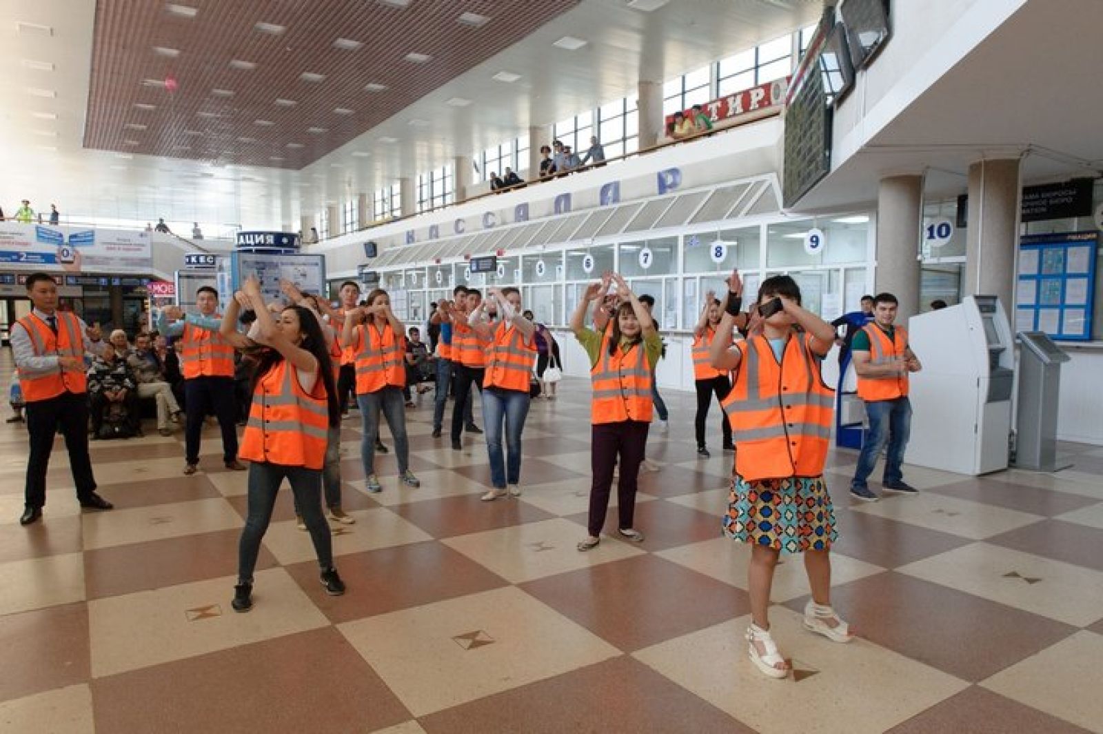 Оранжевое яблоко для пассажиров