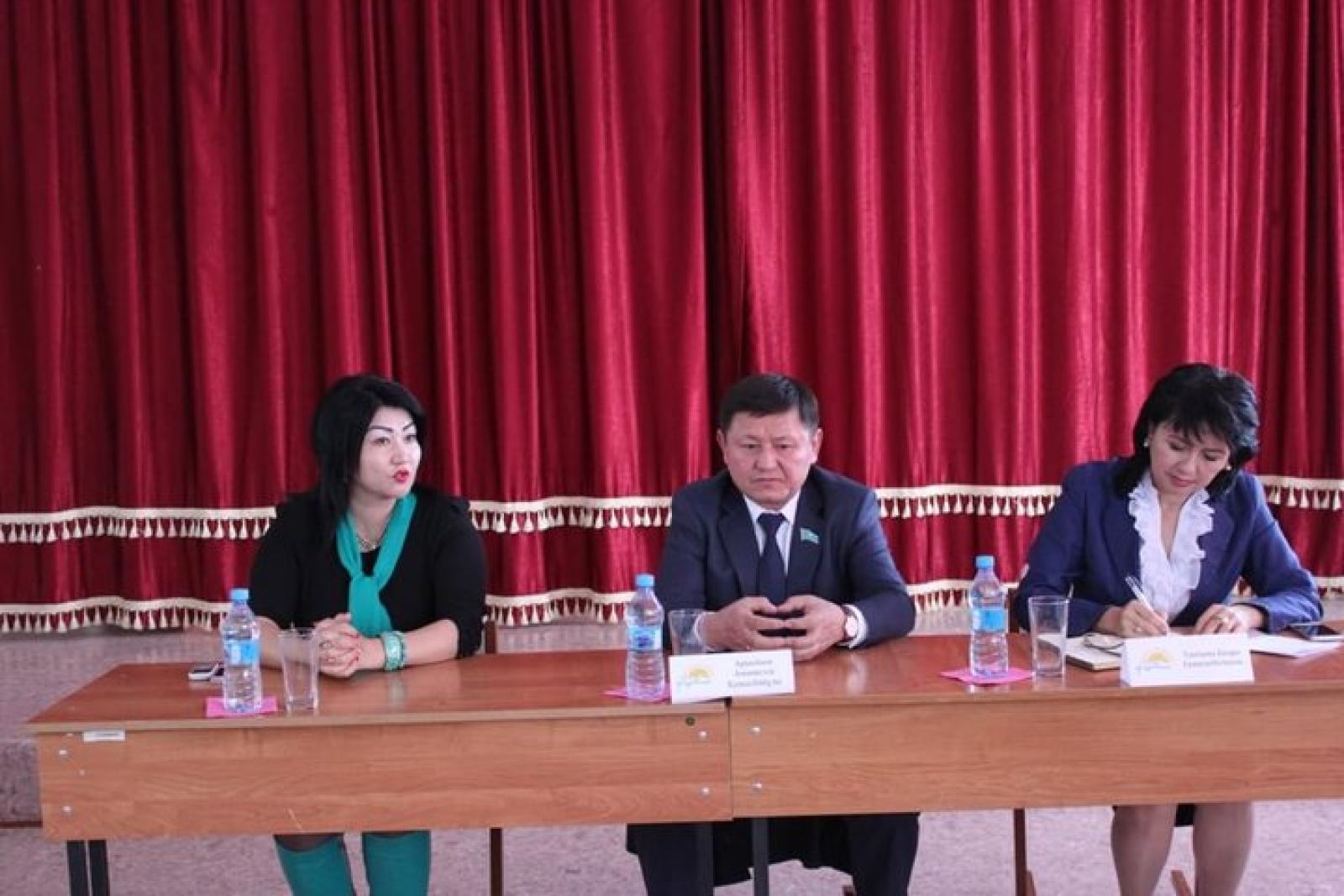 Сайлаушылармен кездесті
