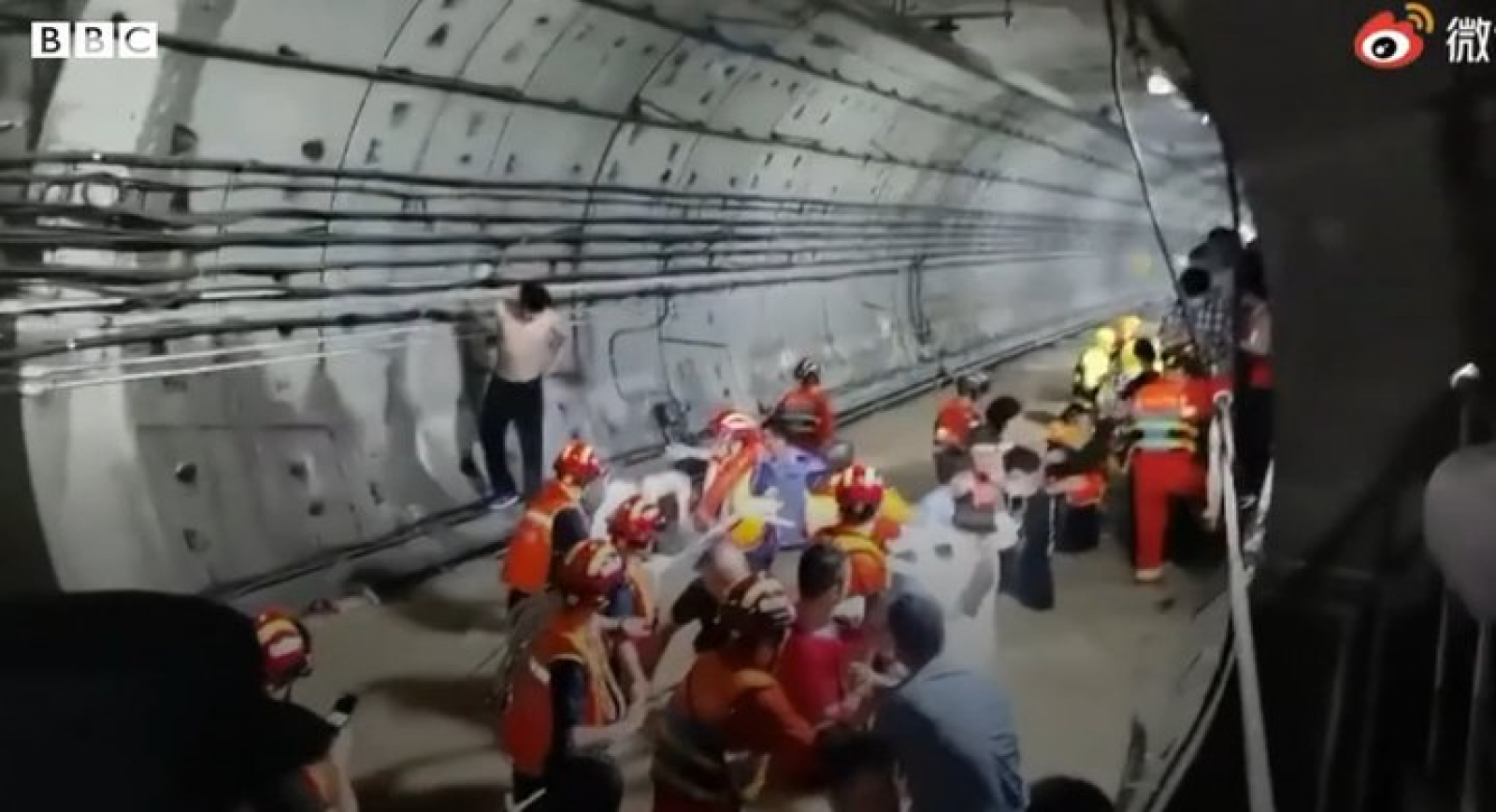 "Было трудно дышать": затопленные в поезде метро пассажиры о наводнении в Китае