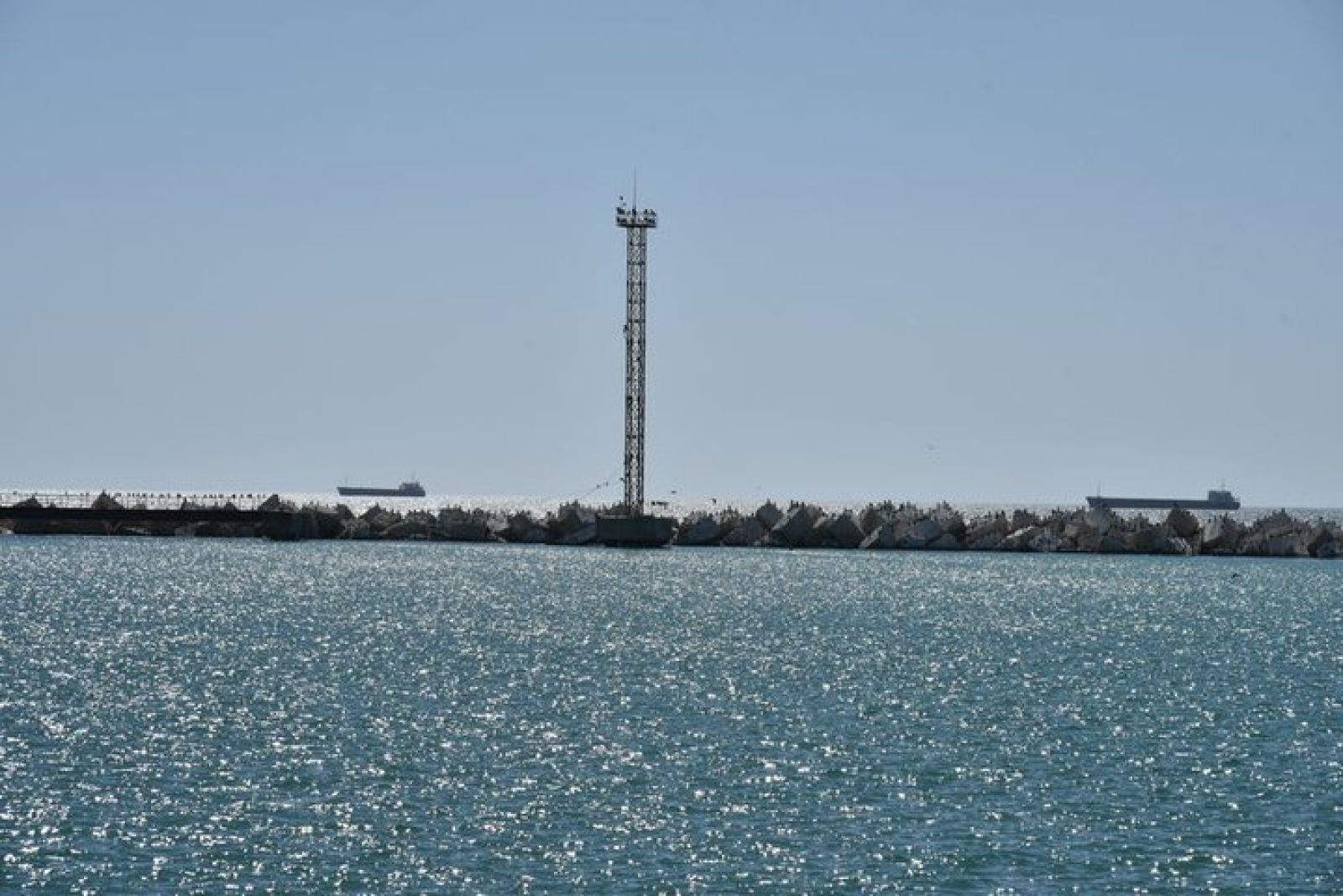 Условный разлив нефти ликвидировали в акватории морского порта Актау