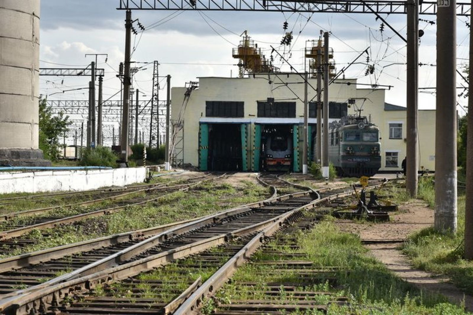 Железнодорожники вышли на ж/д пути для прополки травы триммером