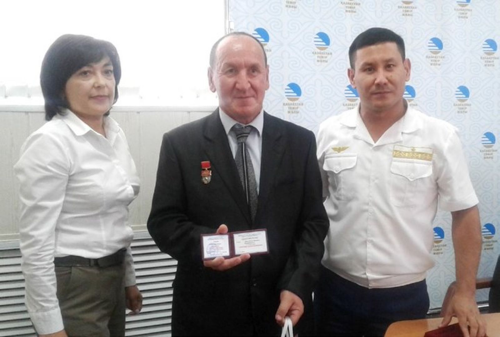 Двум железнодорожникам Костанайского региона вручили знак «Почетный железнодорожник»