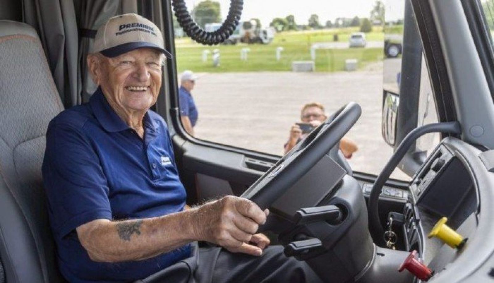 90-летний дальнобойщик вышел на пенсию, проехав 14 млн км