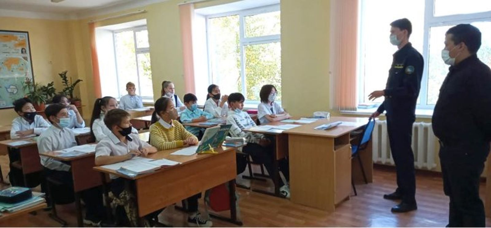 Уроки безопасности: железнодорожники Уральска продолжают выступать с лекциями для школьников
