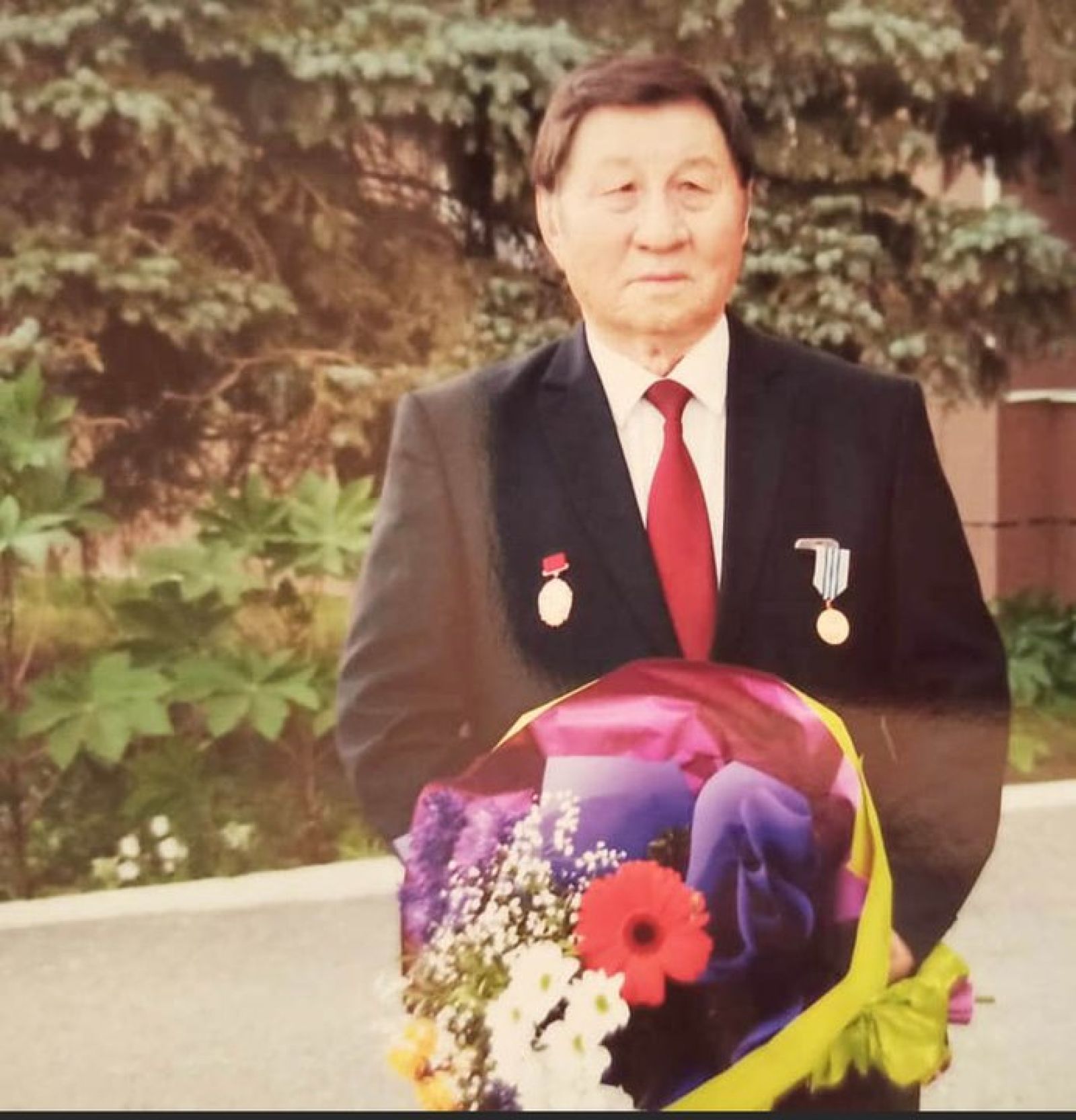 Ақтөбе темір жолының ұжымы құрметті теміржолшы 75 жасқа толуымен құттықтады